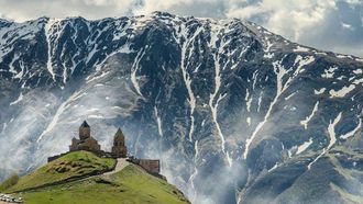 استكشاف جبال القوقاز المهيبة وثرائها