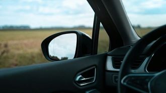 رينو سينيك إي تك تتوج بجائزة سيارة العام