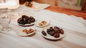 القوة الغذائية للتمر والماء في رمضان 