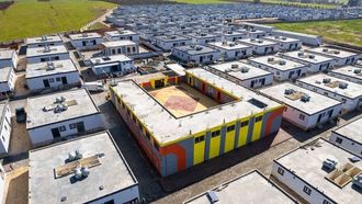 أراد تساعد العائلات السورية في الحصول على منازل