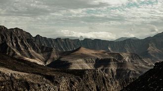 وديان الإمارات المخفية: الطبيعة والتاريخ