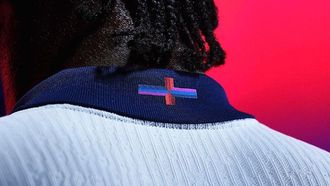 اتحاد كرة القدم يدعم طقم نيو إنجلاند