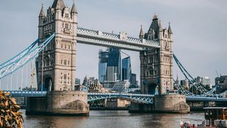 فيتش ترفع النظرة المستقبلية للمملكة المتحدة إلى مستقرة