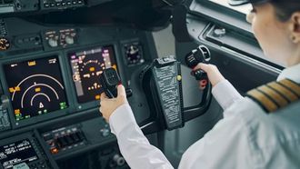 رحلة طيران الخليج المكونة من طاقم نسائي بالكامل تحتفل بيوم المرأة