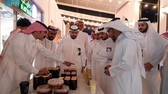 حلويات لذيذة في معرض العسل بمكة المكرمة