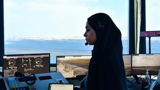 أول امرأة إماراتية تصبح ضابطة للحركة الجوية