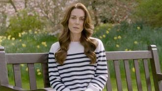 الملك تشارلز يقف بجوار الأميرة كيت