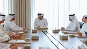 مكتوم بن محمد يستعرض الإنجازات والمشاريع المستقبلية