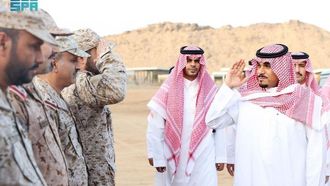 أمير نجران يصافح قوات الحدود
