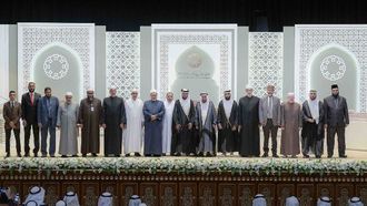 حاكم الشارقة يطلق الموسوعات