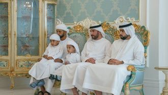 حاكم الشارقة ينعي وفاة الشيخ صقر