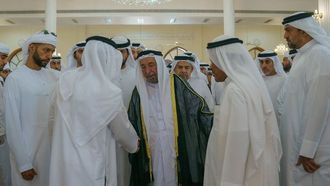 حاكم الشارقة يؤدي صلاة الجنازة على صقر القاسمي