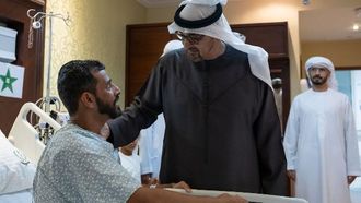 رئيس دولة الإمارات يزور الجندي المصاب