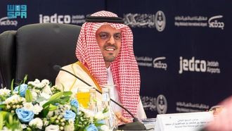 نائب أمير مكة يستعرض المطار قبل العمرة