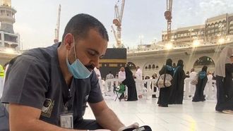 Volunteers Aid Makkah Visitors In Ramadan