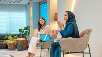 طلاب كليات الإعلام العربية يزورون نادي دبي للصحافة