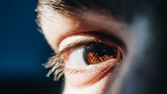 تجاهل المخاطر الصحية للعين الكسوف