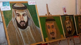 فن العملة الرمضانية في جدة يجذب الحشود