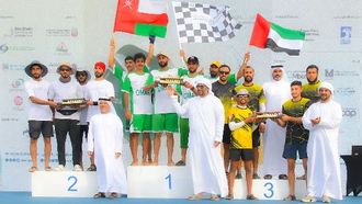 تتويج الفائزين في سباق دلما للتجديف