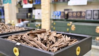 العيد يعزز مبيعات العود في الرياض