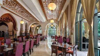 تناول طعام العيد في مطعم إيوان