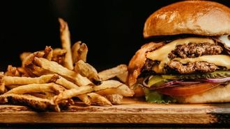 الوجبات السريعة مرتبطة بفقدان الذاكرة في سن المراهقة