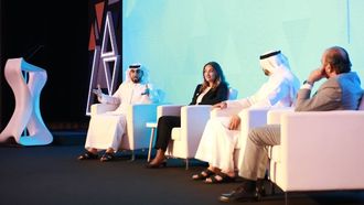 مناقشة دور وسائل التواصل الاجتماعي في الإمارات