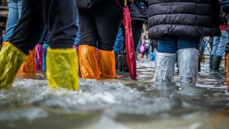 تأثير الفيضانات التاريخية في الصين وإنجلترا