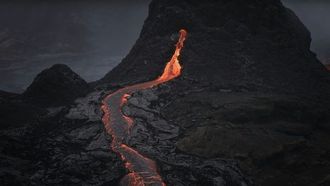 آيو ٤.٥ مليار سنة من البراكين