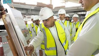 مراجعة توسعة مطار الملك خالد