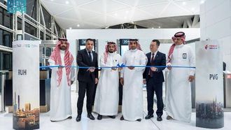 يستقبل مطار الملك خالد رحلات طيران شرق الصين