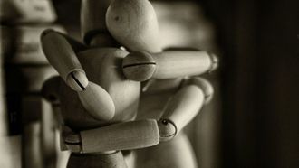 العناق يؤثر بشكل إيجابي على الحالة المزاجية بعد الصراع