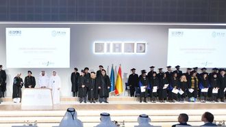 سيف بن زايد يشهد حفل تخريج كلية ديهاد