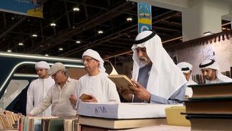 الشيخ نهيان يقوم بجولة في معرض أبوظبي للكتاب