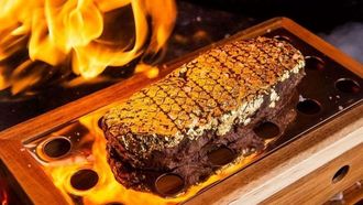 وجبة مطلية بالذهب تسبب ضجة