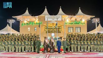 وزير سعودي يكرم الخريجين العسكريين