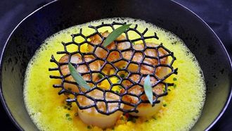  الطعام في مهبط طائرات الهليكوبتر في فندق سانت ريجيس أبوظبي