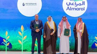 الوزير يشهد توقيع اتفاقيات استثمارية في معرض الدواجن