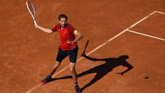 ميدفيديف وأوساكا يفوزان في بطولة إيطاليا المفتوحة