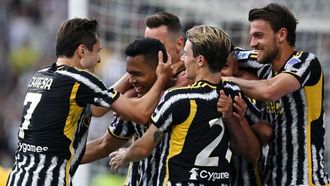 Juve Wins 2-0, Farewells Sandro