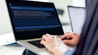 M42 تكشف عن نموذج الذكاء الاصطناعي الجديد Med42