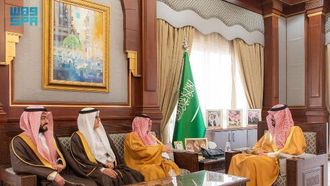 أمير المدينة المنورة يلتقي بمسؤولي المستشفى