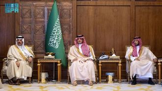 كبار المسؤولين يناقشون مستقبل عسير