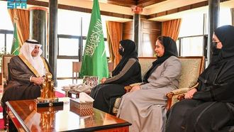 أمير تبوك يشيد بدور المرأة في التنمية