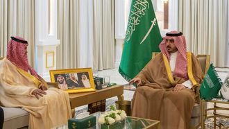 الأمير فيصل يطلع على تقرير الهلال الأحمر