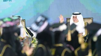 أمير تبوك يكرم الخريجين