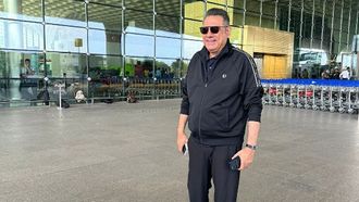 Boman Irani Reverses Roles, Turns Paparazzo At Mumbai Airport