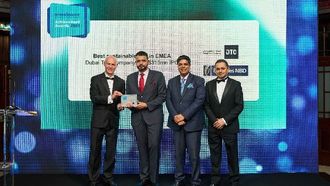 تاكسي دبي يفوز بالجوائز المالية