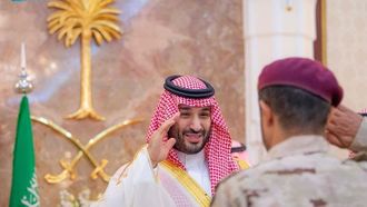 ولي العهد يستقبل الأمراء والمسؤولين