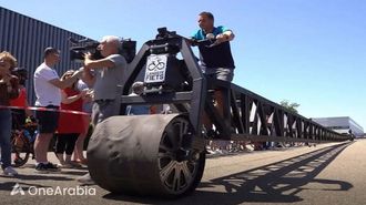 دراجة بطول 55 متراً تحطم الرقم القياسي العالمي